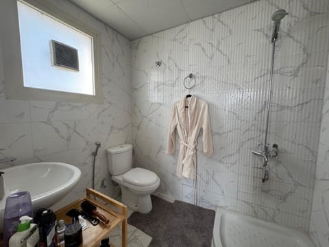 Shower, Toilet, Bathroom, towels