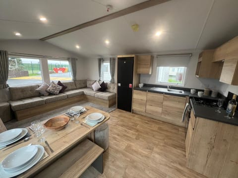 Kitchen or kitchenette, Living room, Photo of the whole room, Seating area, Dining area, minibar, stove