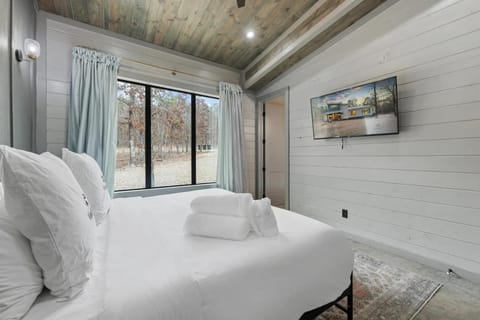 Rowdy Creek Pines Retreat & Hot Tub House in Oklahoma