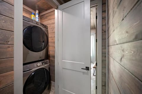 Rowdy Creek Pines Retreat & Hot Tub House in Oklahoma