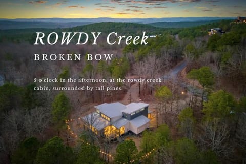 Rowdy Creek Pines Retreat & Hot Tub House in Oklahoma