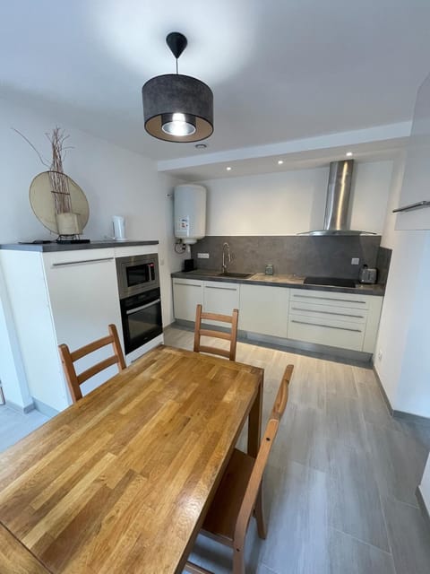Kitchen or kitchenette, Dining area, dishwasher, oven, stove
