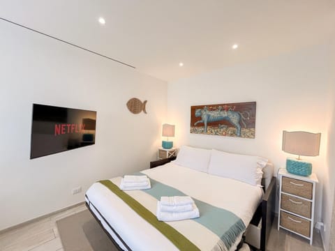 Bed, TV and multimedia, Photo of the whole room