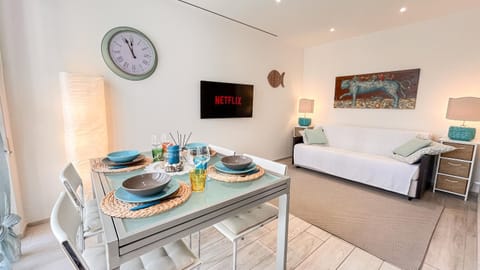 TV and multimedia, Living room, Photo of the whole room, Seating area, Dining area