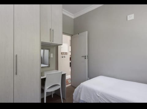 Merweda Wag-n-Bietjie on Dorp Street Apartment in Stellenbosch