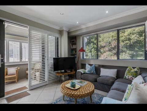 Merweda Wag-n-Bietjie on Dorp Street Apartment in Stellenbosch