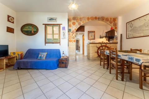 TV and multimedia, Kitchen or kitchenette, Living room, Seating area, Dining area