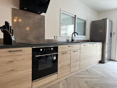 Kitchen or kitchenette, oven