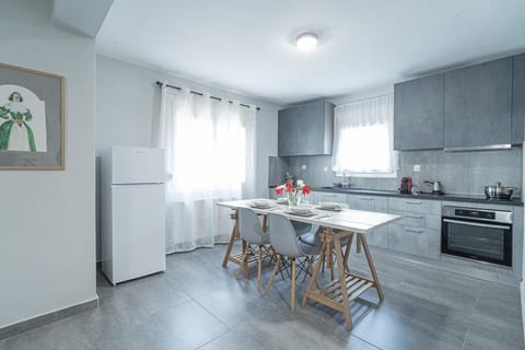 Kitchen or kitchenette, Dining area, oven, stove