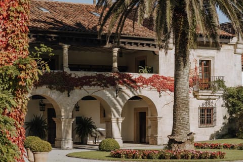 Property building, Facade/entrance, Garden, Garden view