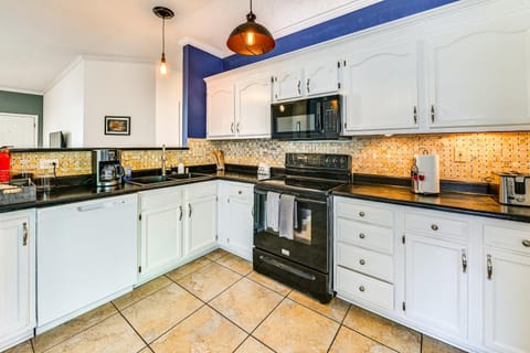 10 Mi to Keeneland Family Home with Deck and Yard House in Lexington