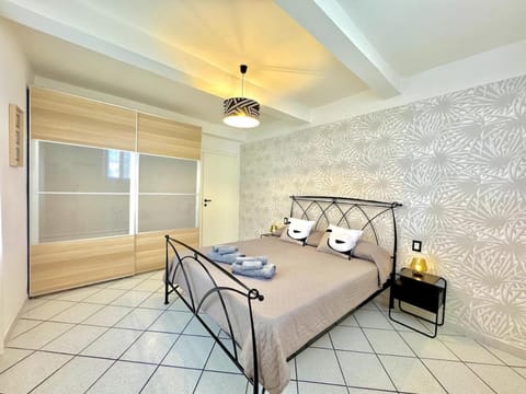 Bed, Photo of the whole room, Bedroom, Pets, Pets, furniture, pet friendly, pet friendly, towels, wardrobe