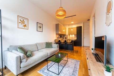 Communal lounge/ TV room, TV and multimedia, Kitchen or kitchenette, Living room, Seating area, Dining area, Family, heating