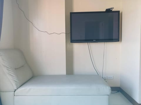 Communal lounge/ TV room, TV and multimedia, City view