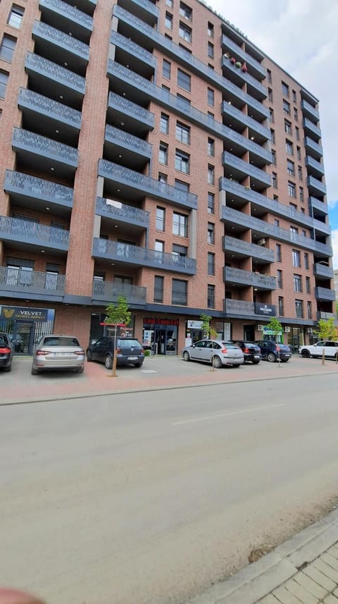 Property building, Day, Neighbourhood, Street view, Location, Parking