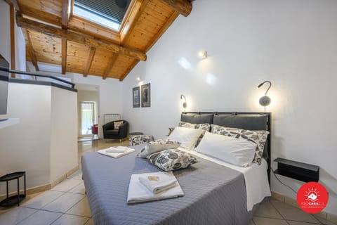 Bed, TV and multimedia, Photo of the whole room, Bedroom, towels