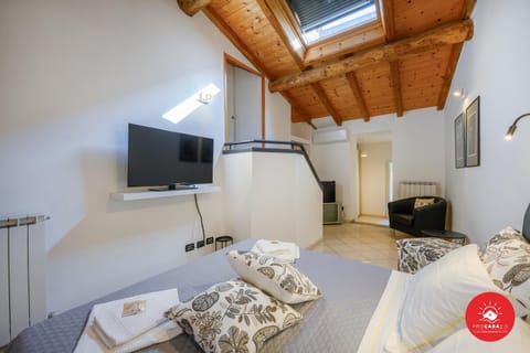 Bed, TV and multimedia, Photo of the whole room, Bedroom, towels