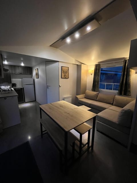 Kitchen or kitchenette, Seating area, Dining area