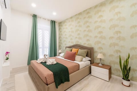 Bed, TV and multimedia, Photo of the whole room, Bedroom, towels, air conditioner