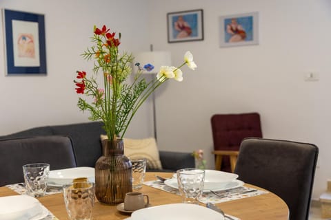 Seating area, Dining area
