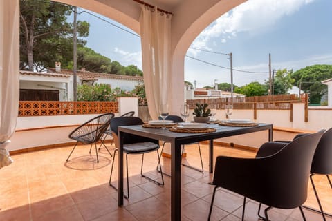 View (from property/room), Balcony/Terrace, Dining area
