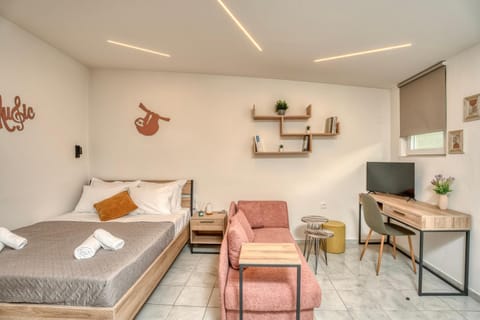 Bed, Library, TV and multimedia, View (from property/room), Seating area, Dining area, Inner courtyard view, furniture, internet, towels, wardrobe