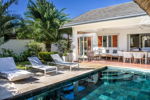 Property building, Garden view, Pool view, Swimming pool, Swimming pool, sunbed