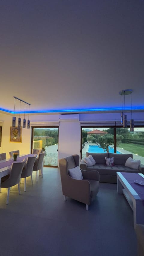 Living room, Photo of the whole room, Seating area, Pool view