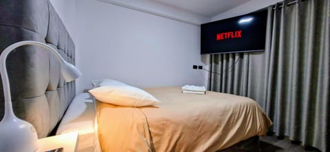 Bed, TV and multimedia, Photo of the whole room, Bedroom