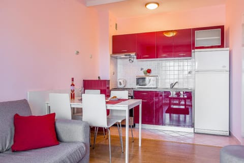 Coffee/tea facilities, Kitchen or kitchenette, Living room, Seating area, Dining area, oven, stove, toaster