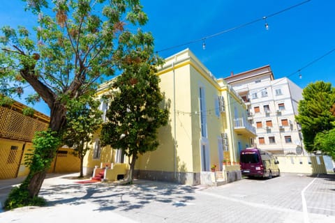 Property building, Day, Neighbourhood, Street view, Location, Parking