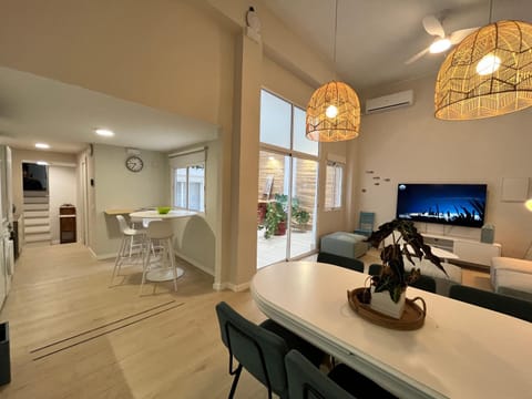 EcoCasa 12PAX perfecta grupos, reforma lujo, junto parada Burjassot metrovalencia, cerca centro Valencia y playa, lavadora, secadora equipamiento total Apartment in Valencia