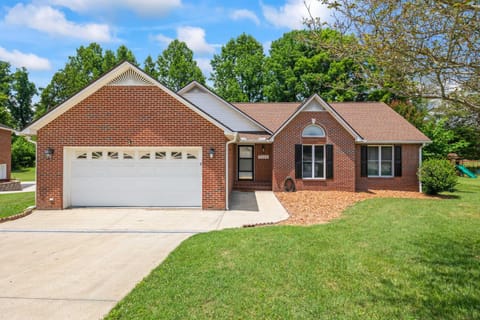 Cookeville Family Retreat 3BR Home with Yard Close to TTU & Town House in Tennessee