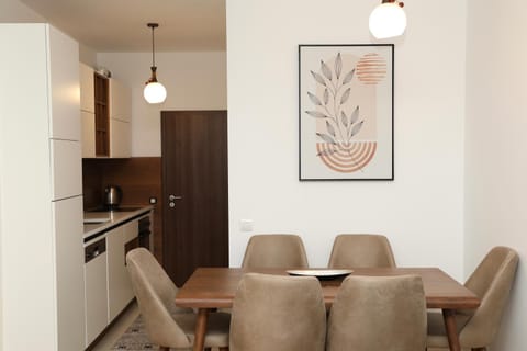 Kitchen or kitchenette, Dining area