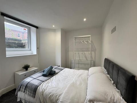 3BD Modern Home with Free Private Parking Apartment in Wirral