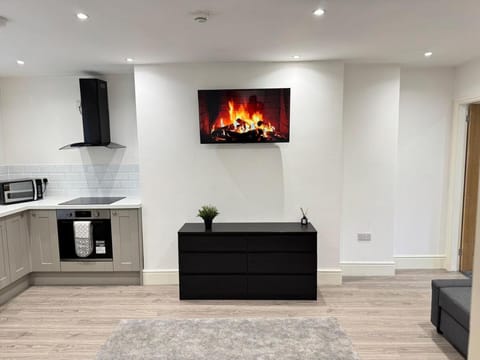 3BD Modern Home with Free Private Parking Apartment in Wirral