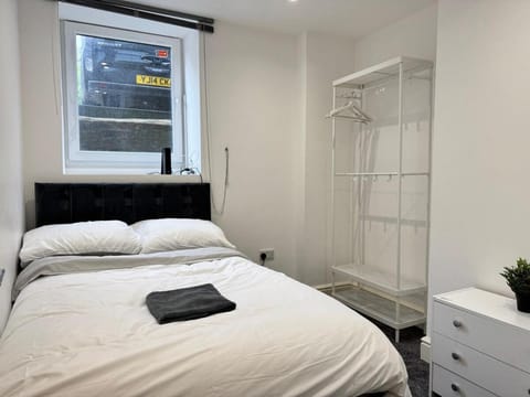 3BD Modern Home with Free Private Parking Apartment in Wirral