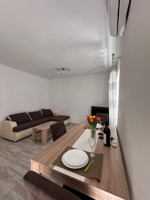 Communal lounge/ TV room, TV and multimedia, Living room, Seating area, Dining area, Evening entertainment