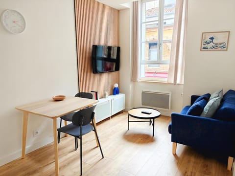 Communal lounge/ TV room, TV and multimedia, Living room, Seating area, Dining area