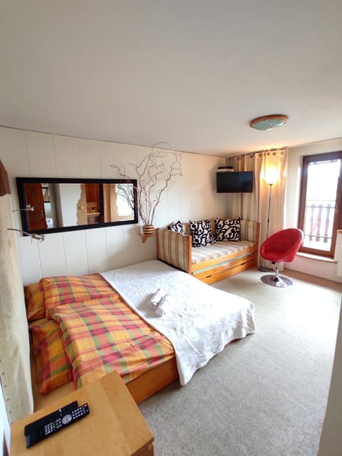Bed, TV and multimedia, Photo of the whole room, Bedroom