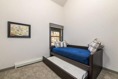 Large 4 Bedroom Home with Hot Tub and Fenced Yard - NO XTRA FEES! House in Grand Junction