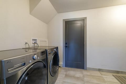 Large 4 Bedroom Home with Hot Tub and Fenced Yard - NO XTRA FEES! House in Grand Junction