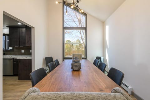 Large 4 Bedroom Home with Hot Tub and Fenced Yard - NO XTRA FEES! House in Grand Junction