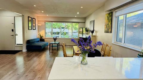 Cozoro 3 BEDROOMS Centre Vancouver Apartment in Vancouver