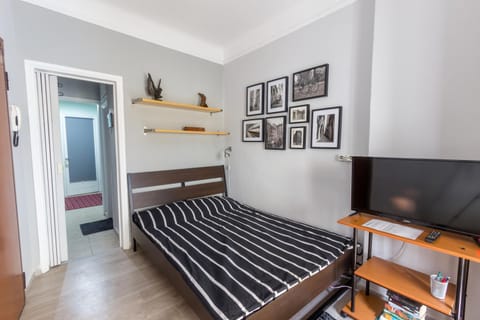 Bed, TV and multimedia, Photo of the whole room, Bedroom