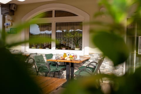 Patio, Day, Garden, Food and drinks, Dining area, Food, Garden view