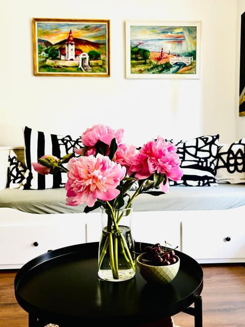 Living room, Decorative detail, Seating area