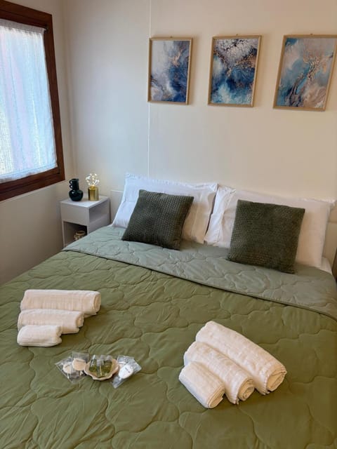 Bed, Photo of the whole room, Bedroom, towels