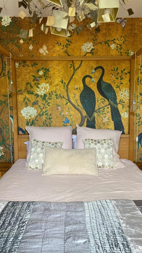 Bed, Photo of the whole room, Decorative detail, Bedroom