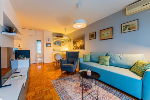 Communal lounge/ TV room, TV and multimedia, Kitchen or kitchenette, Living room, Seating area, Dining area, Family, heating, air conditioner
